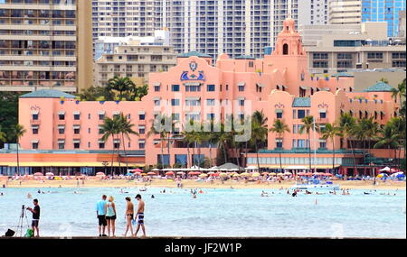 Honolulu, Hawaii, USA - 28. Mai 2016:People Waikiki Strand außerhalb der Royal Hawaiian Center, Waikiki Bucht genießen. Stockfoto