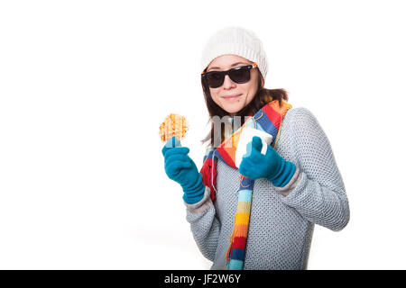 Schöne junge Frau trinken Heißgetränk aus Tasse mit einem Keks, isoliert auf weißem Hintergrund. Stockfoto