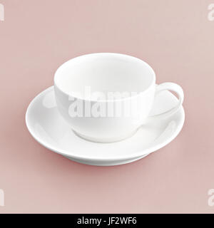 Weiße Tasse auf rotem Hintergrund Stockfoto