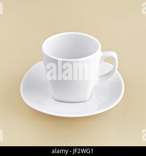 weiße Tasse auf orangem Hintergrund Stockfoto