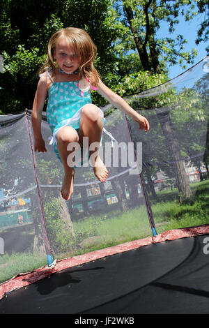 Mädchen springt auf dem Trampolin Stockfoto