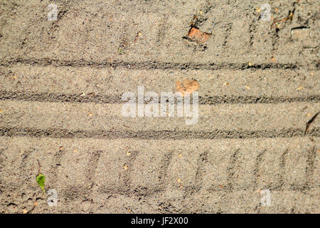 Spuren der Lauffläche gegen den Reifen des Autos in den sand Stockfoto
