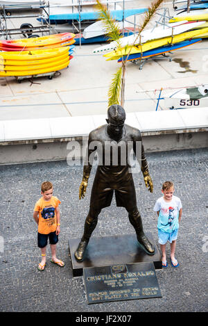 Beliebte Statue von Cristiano Ronaldo, der internationalen Fußballer, geboren in Madeira Stockfoto