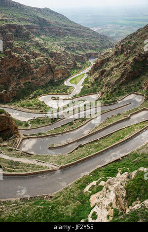 Zick-Zack-Weg zum Kloster Rabban Hormzid obwohl namens Sant Hormzid Kloster in Al-Kosch, Irak-Kurdistan Stockfoto