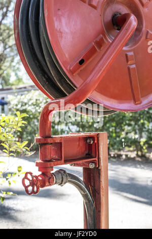 Feuerlöscher in einem Garten. Stockfoto