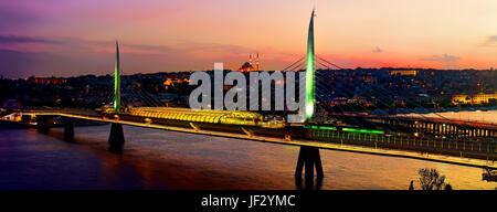 U-Bahnstation am Goldenen Horn Brücke in Istanbul in der Abenddämmerung, Türkei Stockfoto