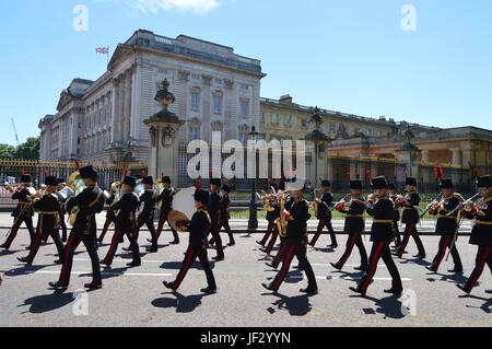 Stock Foto 10. Juni 2017. Massierten Militärmusik marschieren vorbei Buckingham Palace am Ende der Probe für Queens Birthday Parade Stockfoto