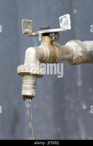 Vom alten Wasser aus dem Wasserhahn fließt Stockfoto