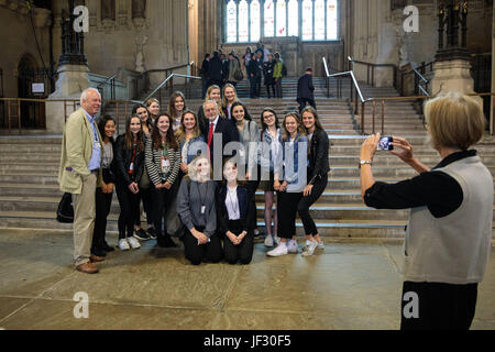 Labour-Chef Jeremy Corbyn posiert für ein Foto mit Schülern von Guildford High School in der Westminster Hall in den Houses of Parliament in London. Stockfoto