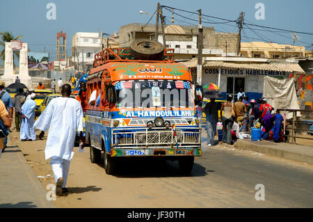 Leben auf der Straße in Saint Louis, ein UNESCO-Weltkulturerbe. Senegal Stockfoto