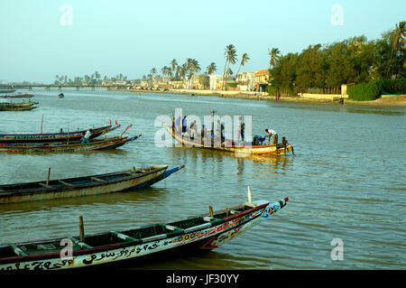 Fischer in den Senegal-Fluss. Saint Louis, ein UNESCO-Weltkulturerbe. Senegal Stockfoto