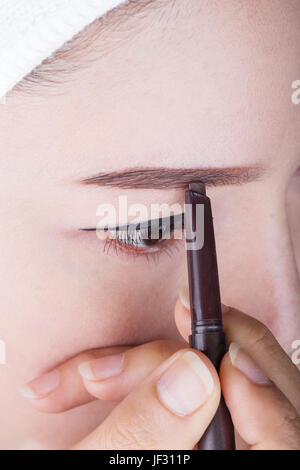 Close-up Frau mit Bleistift Make-up Augenbraue Stockfoto