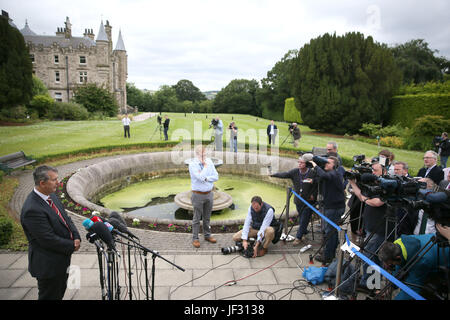 Die DUP Edwin Poots spricht mit den Medien nach Gesprächen zur Wiederherstellung Powersharing in Nordirland als Parteien einen letzter verzweifelter Versuch einen deal vor Donnerstag Termin Stormont Castle in Belfast Streikrecht montieren. Stockfoto