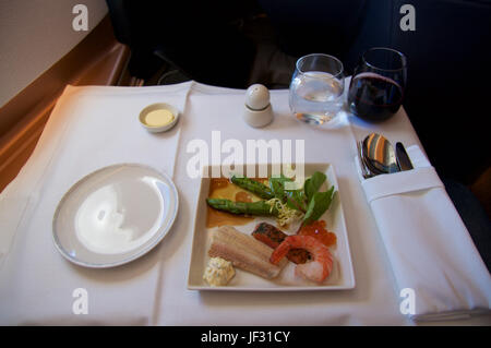 Singapur - 22. Juli 2016: skandinavische Fischplatte mit Gravedlachs, Garnele, geräucherter Lachs und Ei-Salat in der Business Class auf einer neuen Airbus A350 Stockfoto