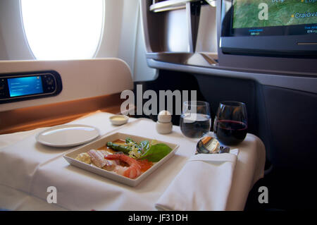 Singapur - 22. Juli 2016: skandinavische Fischplatte mit Gravedlachs, Garnele, geräucherter Lachs und Ei-Salat in der Business Class auf einer neuen Airbus A350 Stockfoto