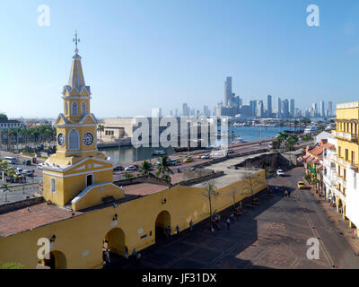 Plaza de Los Coches, alte Stadteingang mit Skyline von New auf der Rückseite geschliffen, Cartagena, Kolumbien Stockfoto