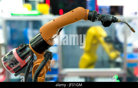 Industrie 4.0 Internet der Dinge-Technologie-Konzept. Schwere Punktschweißen Maschine automatisieren drahtlose Roboterarm in intelligente Fabrik Unschärfe Hintergrund. Stockfoto