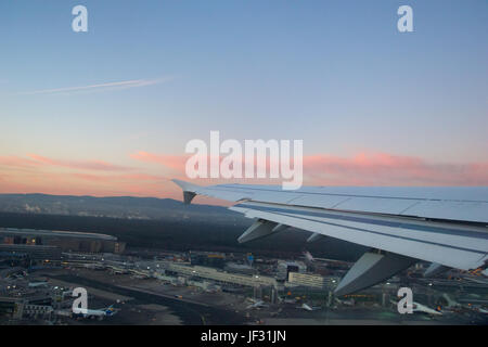 FRANKFURT, Deutschland - 20. Januar 2017: Blick auf den Sonnenuntergang, Deutschland im Winter und Flugzeug Flügel von innen das Flugzeug während meiner Lufthansa Flug nach Oslo. Stockfoto