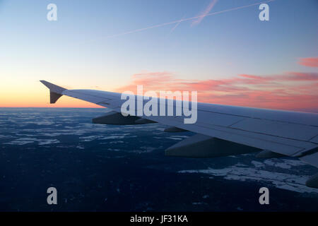 FRANKFURT, Deutschland - 20. Januar 2017: Blick auf den Sonnenuntergang, Deutschland im Winter und Flugzeug Flügel von innen das Flugzeug während meiner Lufthansa Flug nach Oslo. Stockfoto