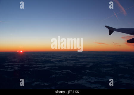 FRANKFURT, Deutschland - 20. Januar 2017: Blick auf den Sonnenuntergang, Deutschland im Winter und Flugzeug Flügel von innen das Flugzeug während meiner Lufthansa Flug nach Oslo. Stockfoto