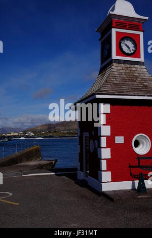 Der Uhrturm in Knightstown, Valentia Island, County Kerry, Irland. Ein Ziel auf dem Ring of Kerry & Wild Atlantic Way. Stockfoto