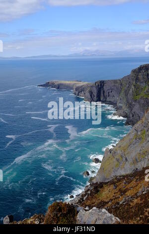 Blick vom Geokaun Berg über Fogher Klippen, Valentia Island, County Kerry, Irland. Der höchste Punkt auf Valentia Island. Blick in Richtung Dingle. Stockfoto