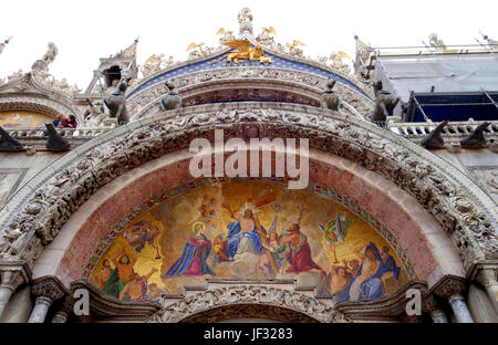 Mosaik am Eingang zur San Marco Basilica in Venedig, Darstellung des jüngsten Gerichts mit Christus in der Mitte und der Jungfrau Maria Fürbitte für tho Stockfoto