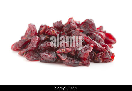 Leckere getrocknete Cranberries isoliert auf weißem Hintergrund. Stockfoto