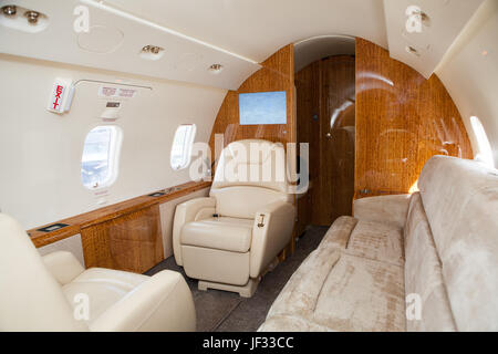 Interieur in hellen Farben aus echtem Leder in der Business-jet Stockfoto
