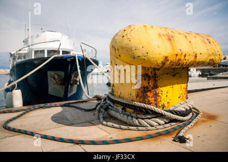 Alten gelben Poller im Hafen Stockfoto