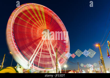 Rotierenden Riesenrad in Bewegung befindet sich in Badajoz, Extremadura, Spanien Stockfoto