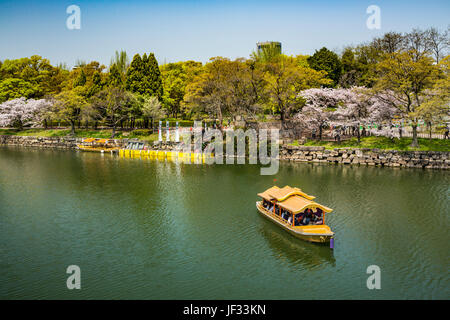 Ein Ausflugsschiff in den Burggraben des Schlosses Osaka in Osaka, Japan. Stockfoto