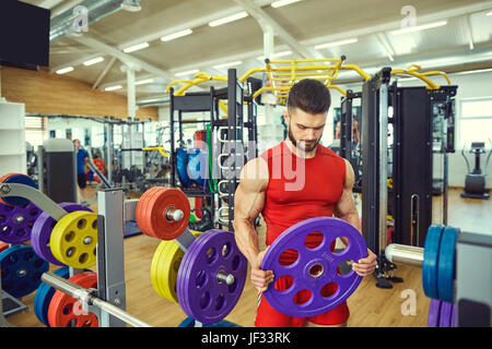 Porträt eines Bodybuilders mit Bart in der Turnhalle. Stockfoto
