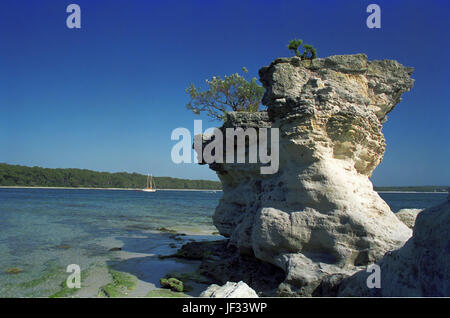 Loch in der Wand, Booderee Nationalpark, Jervis Bay, NSW, Australien.  Zwei Yachten ankern in der Bucht mit weißem Strand und Sandsteinfelsen im Vordergrund. Stockfoto