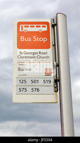 Am Straßenrand Aluminium Bushaltestelle in Bolton, Lage, bündelnummern, Ziel und PTE-Logo. Bolton, Großbritannien Stockfoto