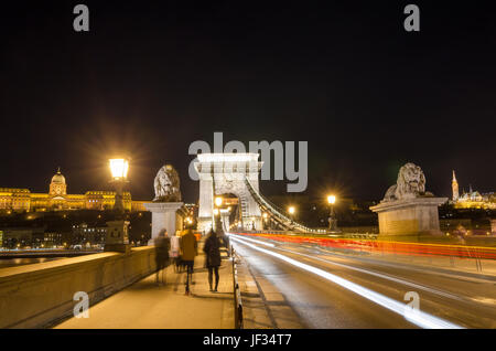 BUDAPEST, Ungarn - 22. Februar 2016: Schöne Nacht Budapest, die Kettenbrücke über die Donau in Lichter und Sternenhimmel, Stadtansicht geeignet Stockfoto