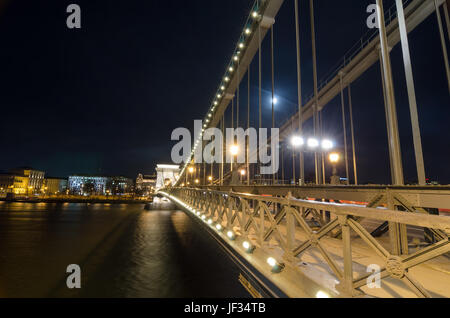 BUDAPEST, Ungarn - 22. Februar 2016: Schöne Nacht Budapest, die Kettenbrücke über die Donau in Lichter und Sternenhimmel, Stadtansicht geeignet Stockfoto