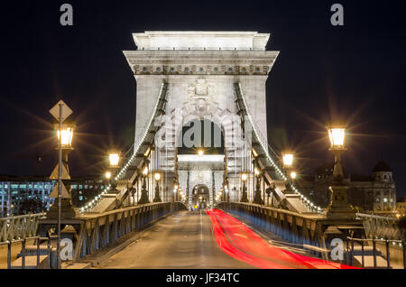 BUDAPEST, Ungarn - 22. Februar 2016: Schöne Nacht Budapest, die Kettenbrücke über die Donau in Lichter und Sternenhimmel, Stadtansicht geeignet Stockfoto