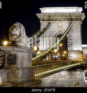 BUDAPEST, Ungarn - 22. Februar 2016: Schöne Nacht Budapest, die Kettenbrücke über die Donau in Lichter und Sternenhimmel, Stadtansicht geeignet Stockfoto