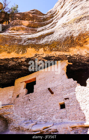 Klippe beherbergt das Gila Cliff Dwellings National Monument, in der Nähe von Silver City, New Mexico. Stockfoto