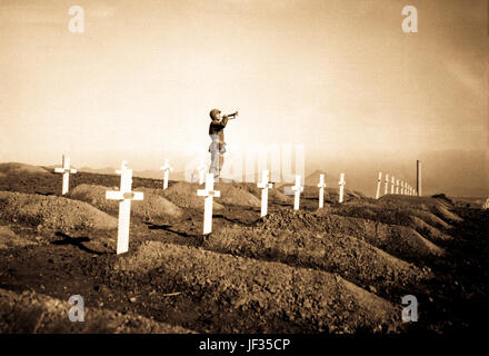 CPL Charles Price klingt "Taps" über den Gräbern der gefallenen Leathernecks während der Gedenkfeiern auf dem ersten Marineabteilung Friedhof am Hungnam, Chosin-Reservoir des Unternehmensbereichs heroischen Break-Out infolge.  13. Dezember 1950.  Foto von CPL. W. T. Wolfe. (Marine Corps) Stockfoto
