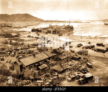 Invasion der Ichon, Korea.  Vier LST entladen Männer und Ausrüstung am Strand.  Drei der LST ist sind LST-611, LST-745 und LST-715 gezeigt.  15. September 1950.  Foto von c.k. Rose. (Marine) Stockfoto