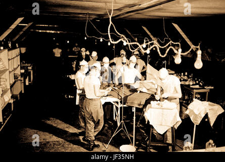 Eine Operation erfolgt ein verwundeter Soldat bei den 8209th Mobile Army Surgical Hospital, zwanzig Meilen von der Front.  4. August 1952. Stockfoto