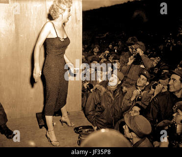 Marilyn Monroe, Bewegung Abbildung Schauspielerin, erscheinen mit der USO Camp Show, "Anything Goes" stellt für den Hobbyfotografen nach einem Auftritt bei der 3. US INF div-Bereich.  17. Februar 1954.  Foto von CPL Waliser.  (Armee) Stockfoto