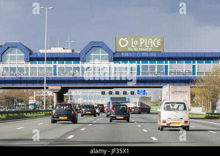 Restaurant Brücke über Autobahn A4 mit Verkehr, Hoofddorp, Nordholland, Niederlande Stockfoto