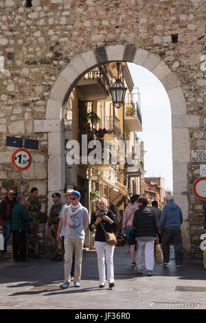 Porta Catania mittelalterlichen gewölbte Tor in der Stadtmauer an der Piazza S. Antonio Abate, die zu Corso Umberto, Taormina, Provinz Messina, Sizilien, Italien. Stockfoto