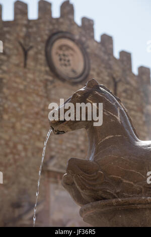 Pferd Brunnen (Fontana di Piazza Duomo) vor dem Dom (Kathedrale de San Nicolo di Bari) Taormina, Provinz Messina, Sizilien, Italien Stockfoto