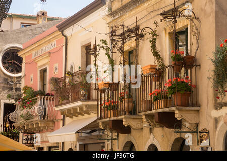 Reich verzierte Balkone mit Eisengitter und Blume Pflanzer von Windows auf Fronten von alten Gebäuden in Taormina, Provinz Messina, Sizilien, Italien Stockfoto