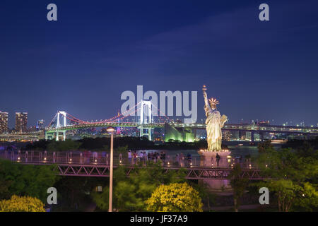 Tokio - 4. Mai 2014: Unidentified Touristen genießen Sie den Blick auf die Bucht von Tokio aus Odaiba mit der Freiheitsstatue auf 4. November 2014 Stockfoto