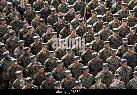 040604-F-6655M-169 eine Formation von US-Marines hört auf US-Verteidigungsminister Donald H. Rumsfeld, wie er mit Matrosen und Marinesoldaten der USS Essex (LHD-2) im Hafen von Changi Naval Base, Singapur, am 4. Juni 2004 spricht. Rumsfeld ist in Singapur, das internationale Institut für strategische Studien Konferenz teilnehmen.  DoD-Foto von techn. Sgt Jerry Morrison Jr., US Air Force.  (Freigegeben) Stockfoto